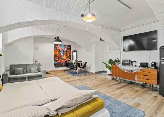 Cozy Basement Near Belvedere Apartment