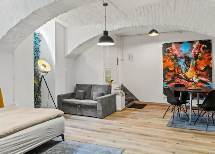 Cozy Basement Near Belvedere Apartment *